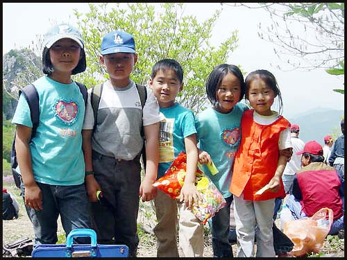 아이들 얼굴에 웃음꽃이 피었습니다. 화순북면 아산초등학교 어린이들. 이 촌 놈들도 크면 고향을 떠나겠지요. 